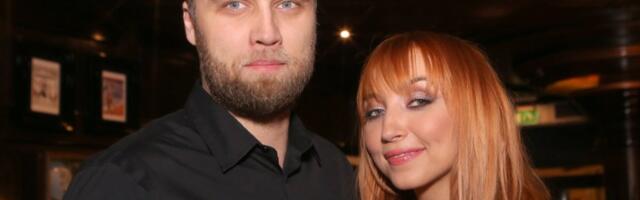 Tanja Mihhailova ja Mikk Saar korraldavad romantilise õhtusöögi. Ürituse reklaamis nimetatakse neid endiselt abikaasadeks