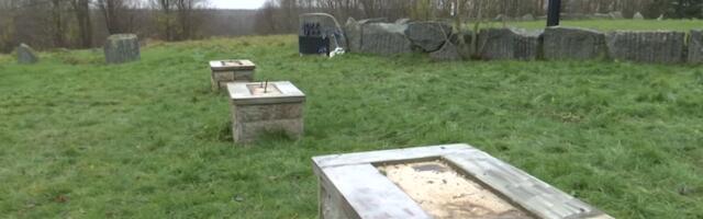 Lõhuti taas Sinimägede memoriaali mälestustahvlid