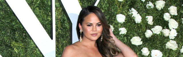 FOTO | Crissy Teigen jagas fännidele topless-pilti