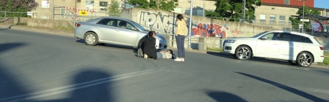 LUGEJA FOTO | Tallinnas Tondi raudteeülesõidu juures sai noor rattur autolt löögi