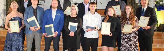 Ees­ti Va­ba­rii­gi 107. sün­ni­päe­va tä­his­ta­mi­sel Keh­ras kuu­lu­ta­ti väl­ja Ani­ja val­la aas­ta te­gi­jad 2024