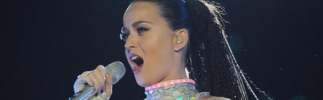 Seekord läks hästi! Fänn jooksis lavale ja haaras Katy Perryst kinni