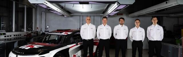 Lancia ralliauto rooli taha istuvad Rossel ja Grjazin