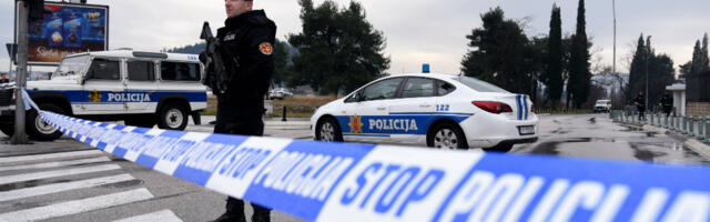 Jake policijske snage u Tivtu: Zabranjen ulaz u zemlju grupi koja je došla iz Beograda, sumnja se na hibridno delovanje, imali zadatak da neformalno obezbeđuju Vučića?