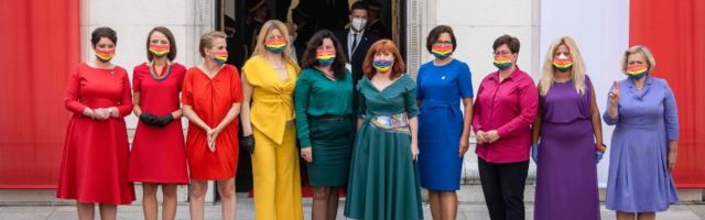 Poola presidendi ametisse vannutamisel kandis grupp parlamendiliikmeid vikerkaarevärvilisi näomaske