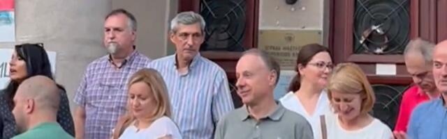 Rektor na čelu terorista! Đokić uz blokadere ispred Pravnog fakulteta - pravi vođa besne rulje (VIDEO)