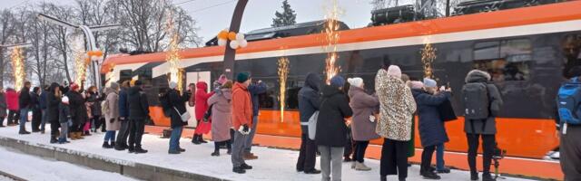 Tapal tervitasid sajad inimesed esimest elektrirongi