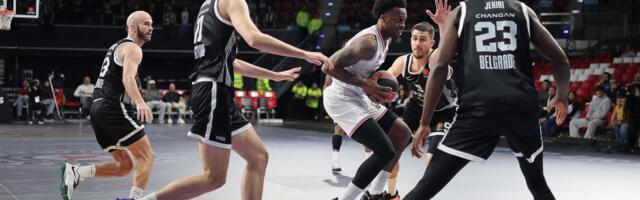 VIDEO | Euroliigat juhtiva Hapoeli omanik jalutas mängu ajal platsile ja kurjustas kohtunikega