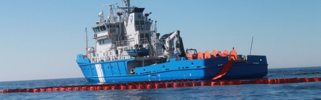 Reostustõrjelaev paigaldab Toila merereostuse ümber piirdepoomid