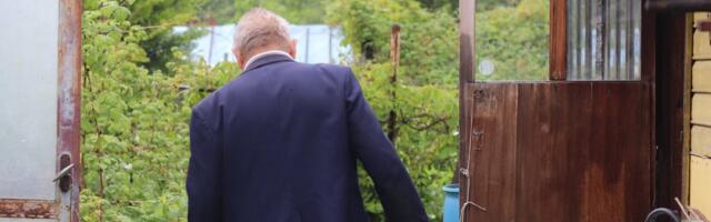 VIIMASED FOTOD | Harku vangla kõrval asuvad datšad lükatakse laiali: „Kurb on, kõik on läbi. Aga sügiseni saab veel kartuleid kasvatada...“