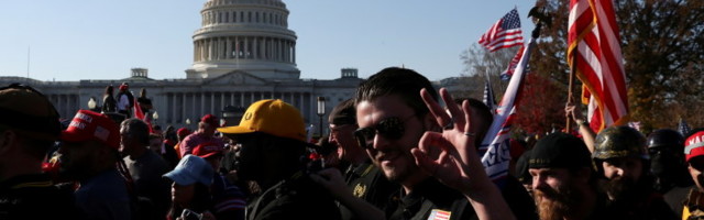 Tuhanded inimesed tulid Washingtoni tänavatele, nõudmaks Trumpi valimiste võitjaks kuulutamist. Toimusid ka kähmlused