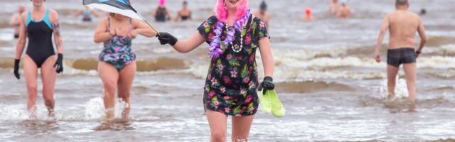 FOTOD | Pikale talvele pandi uhke punkt! Pärnus lustisid vaprad suplejad Taliujumise Festivalil