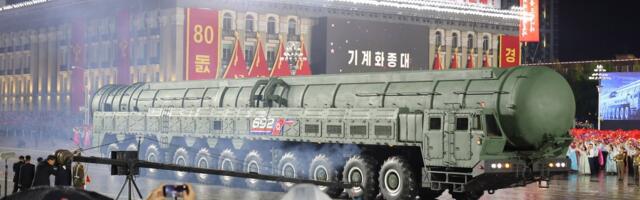 Põhja-Korea demonstreeris sõjaväeparaadil uut mandritevahelist raketti