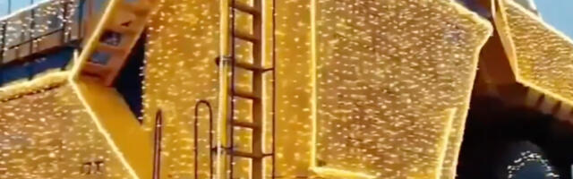 VIDEO: Valgevenes pandi kuuse asemel välja küünaldega kaunistatud suur veok