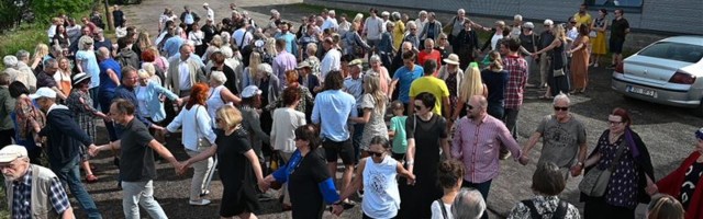 Naine, kes haukab merd