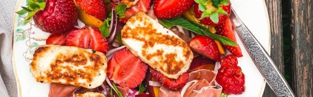 Maasikaaja retseptid: hõrk salat grillitud juustuga ja suus sulav šokolaadikook