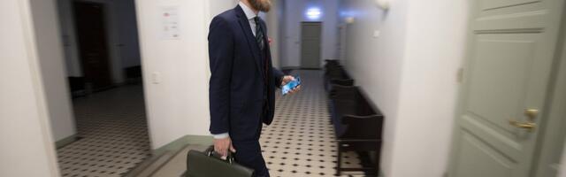 „Neljas võim on tugevam kui kohtuvõim!“ Kaitsjatel on terve rida põhjuseid, miks hiigelkelmuses kahtlustatavad ettevõtjad vahi alt vabastada