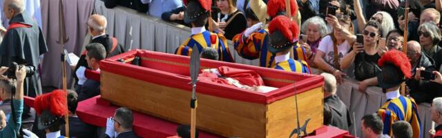 VIDEO JA GALERII | Tuhanded leinajad jälgisid paavsti kirstu teekonda Püha Peetruse basiilikasse