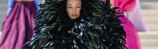 KLÕPS | Huvitav valik! Tippmodell Gigi Hadid oli lava peal sulgedega kaetud