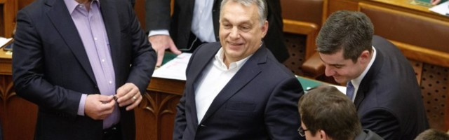 Ungari põhiseaduse uue sõnastuse järgi on ema naine ja isa mees ning lapsi peab kasvatama konservatiivses vaimus