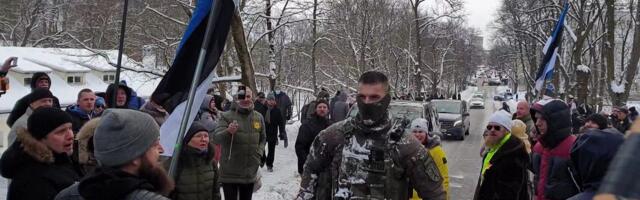 Reporter: Politsei ja meeleavaldaja vahel läks tõuklemiseks ning korrakaitsjad loobiti lumepallidega