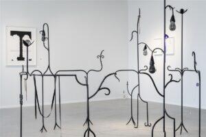 Varisevate siluettide varjus