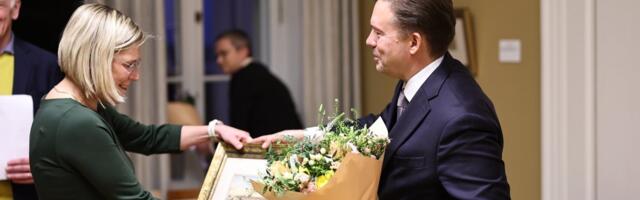 GALERII | Teleprodutsent Kaupo Karelson esitles oma uhket kaardikollektsiooni nooblile seltskonnale