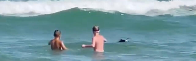 VIDEO: Ukraina lapsed suplevad meres koos Vene drooni rusudega