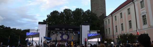 Pika Hermanni torni heiskasid sinimustvalge ühe pere kolm põlvkonda