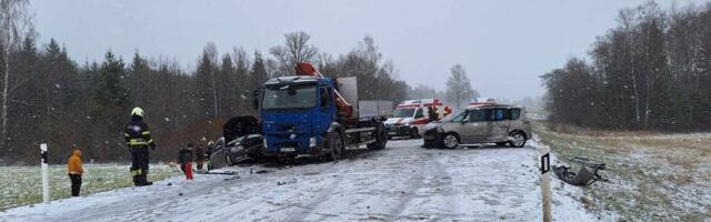 Pildid ⟩ Lumesaju järel põrkasid kokku kolm autot