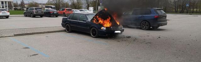 Tartu kesklinnas põles auto lahtise leegiga