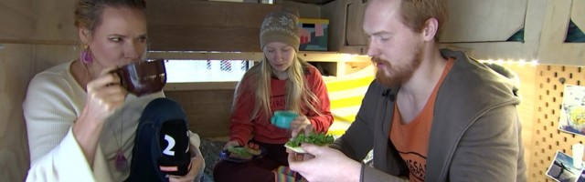 Reporter: Tsirkuseartistid Kert Erhard Ridaste ja Saana Leppänen ehitasid endale mikrobussist kodu