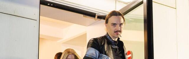 FOTOD | Tommy Cash saabus Jõhvis toimunud esinemisele oma venelannast pruudiga. Laste kohalolek sundis Cashi oma tavapärast käitumist muutma