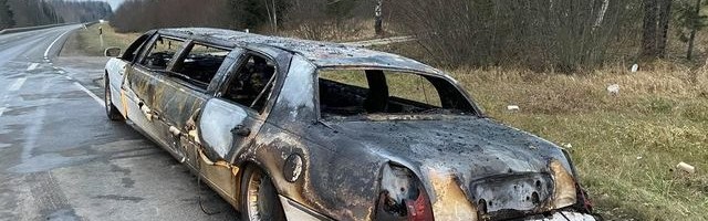FOTO | Tallinna-Tartu maanteel süttinud limusiin peatas kaheks tunniks liikluse