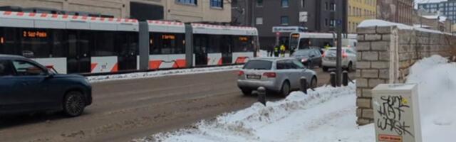 VIDEO | Tallinnas sõitis auto trammile ette, keegi viga ei saanud