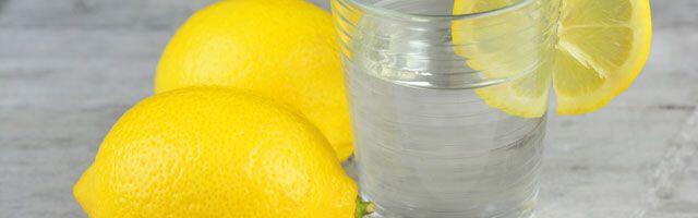 Pane enda hommik särama! Viis põhjust sidrunivee joomiseks.