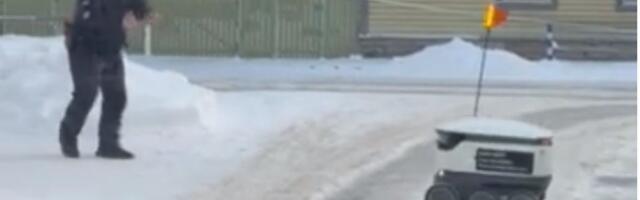Politseinikud aitasid kurva pakiroboti üle tee