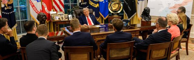 Donald Trump valetas ovaalkabinetis seisva klubide MM-i võidukarika kohta