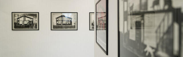 Galerii: Jenny Grönholmi graafikanäituse keskmes on kahekorruseline maja