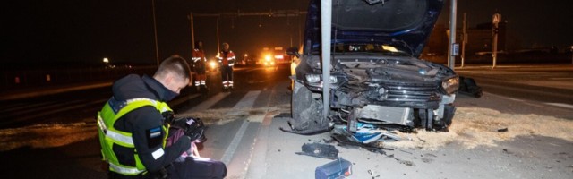 FOTOD | Lasnamäel rammis narkojoobekahtlusega toidukuller valgusfoori