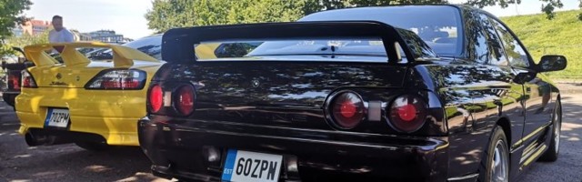 Linnahalli juures kogunesid Jaapani sport- ja hobiautod