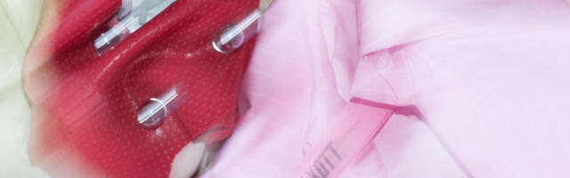 Cärol Otti värske looming toob moelavale pleekinud pinnad, higiplekid ja muruliblede alla mattunud rõivad