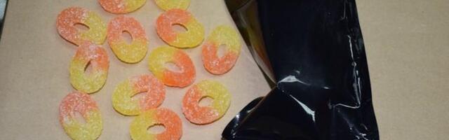 MLADIĆ NOSIO KUTIJU SA 120 GUMENIH BOMBONA, UHAPSILA GA POLICIJA: Privukao pažnju sumnjivim ponašanjem, a onda su otkrili šta skriva