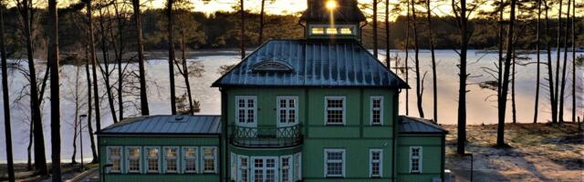 Reegi majas Värskas tähistatakse Eesti Vabariigi 105. aastapäeva 1930ndate hõngulise glamuurse peoõhtuga