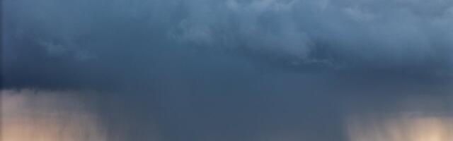 Hoiatus! Üle Eesti liiguvad äikese- ja vihmapilved. Kuressaares sadas rahet