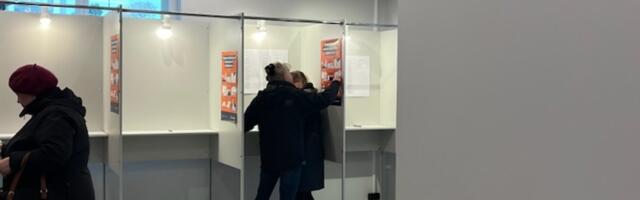 FOTOD | Keskerakonna kandidaat läks reegleid rikkudes valijaga hääletuskabiini