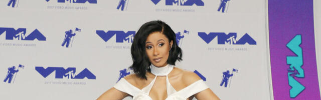 APPI! CARDI B viskas fänni mikrofoniga