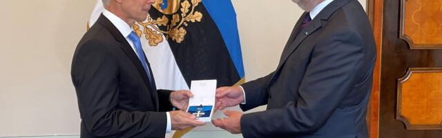 President Karis andis Soome suursaadikule Timo Kantolale üle teenetemärgi