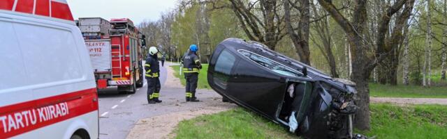 FOTOD | Viljandimaal sõitis auto teelt välja ja paiskus külili, üks inimene viidi haiglasse