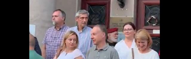„Poverenje se ne stiče batinama, već studentskim, gandijevskim pristupom“: Rektor Đokić na velikom protestu ispred Pravnog fakulteta